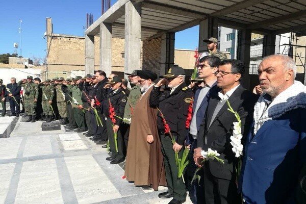 آئین گلباران مزار شهدا در ورامین برگزار شد