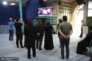 بازدید جمعی از دانش آموزان و مهمانان خارجی از بیت امام خمینی (س) در جماران