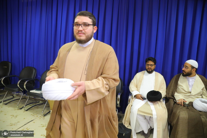 عمامه گذاری طلاب توسط مراجع اعظام تقلید در روز میلاد امام علی (ع)‎