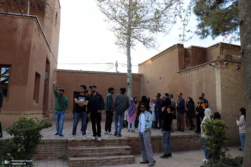 بازدید جمعی از دانشجویان خارجی دانشگاه علوم پزشکی اراک از بیت و زادگاه حضرت امام خمینی (س)