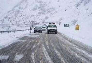 سطح برخی جاده ها در خراسان رضوی لغزنده است