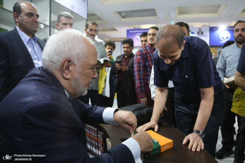 مراسم چاپ هفتم خاطرات ۸ساله محمدجواد ظریف