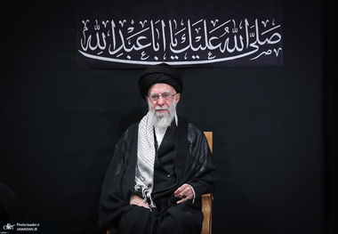 لحظه ورود رهبر انقلاب به حسینیه امام خمینی(ره) در مراسم عزاداری شب عاشورای حسینی