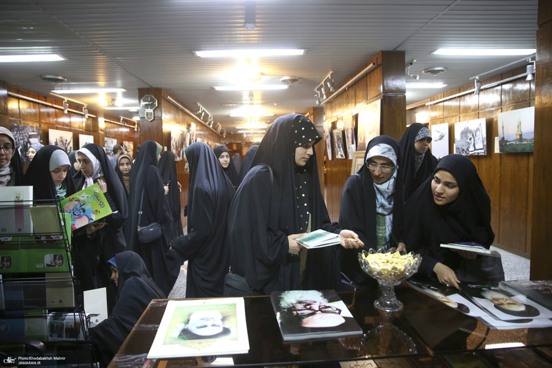 بازدید جمعی از دانشجویان دانشگاه فرهنگیان اراک از بیت امام خمینی (س) در جماران