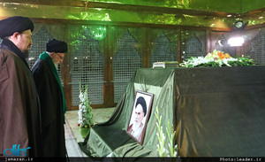 حضور رهبر معظم انقلاب در مرقد مطهر امام راحل و گلزار شهدای بهشت زهرا(س)