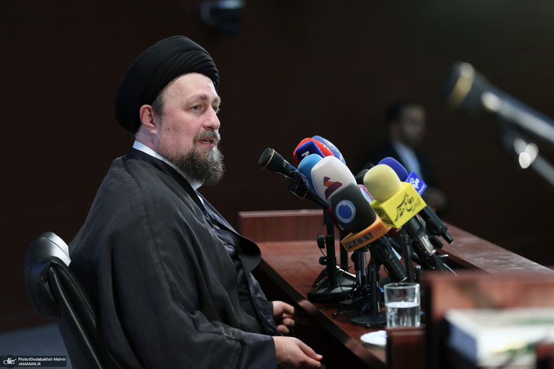 دیدار سرپرست و کارکنان وزارت خارجه باسید حسن خمینی در حرم مطهر امام خمینی (س)