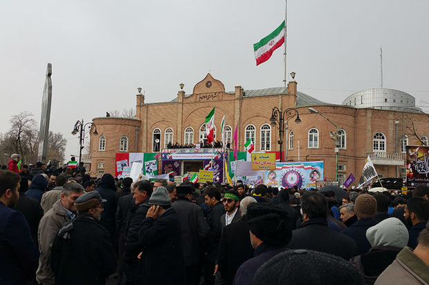 مردم با حضور پرشور در راهپیمایی امروز به ندای رهبری لبیک گفتند