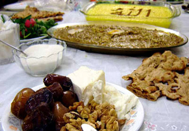 روزه داران از مصرف غذاهای پرحجم و پر کالری خودداری کنند