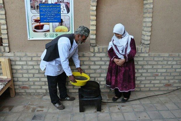 جشنواره شیره پزی انگور در کاشمر برگزار شد