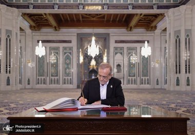 دست نوشته پزشکیان در دفتر یادبود مسجد سلطان قابوس + عکس