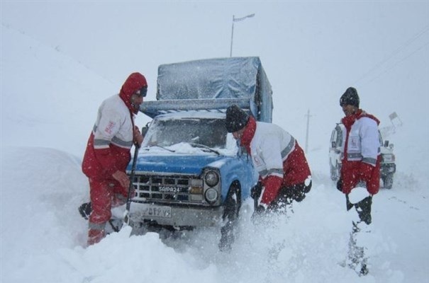 نجات 144 مسافر گرفتار در برف و کولاک توسط نجاتگران جمعیت هلال احمر آذربایجان‌شرقی