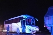 انحراف به چپ تریلی در همدان ۱۹ سرنشین اتوبوس را مصدوم کرد