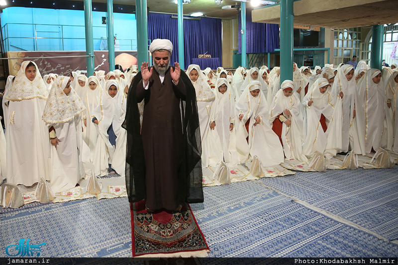 مراسم جشن تکلیف «دبستان سمیه» منطقه چهار تهران در حسینیه جماران 