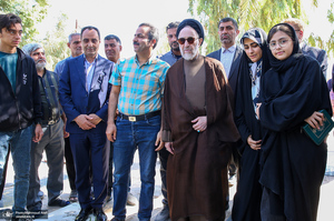 حضور سید محمد خاتمی بر مزار آیت الله سید روح الله خاتمی (ره)