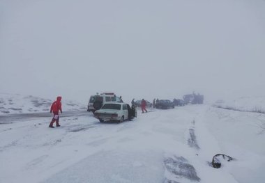 امداد رسانی به200مسافر گرفتار در کولاک کوهرنگ انجام شد