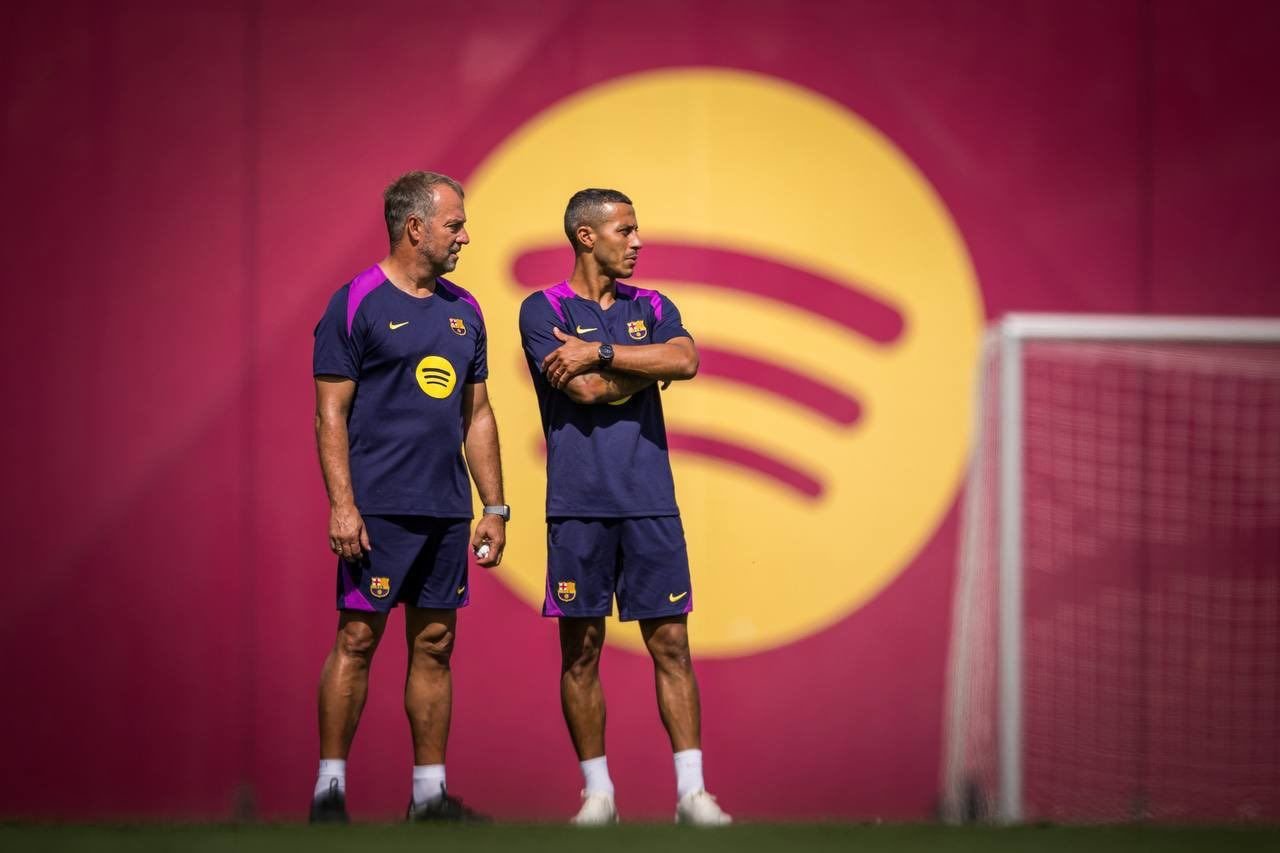 تیاگو آلکانتارا مربی اسپانیایی و هانسی فلیک مربی آلمانی در تمرین - بارسلونا