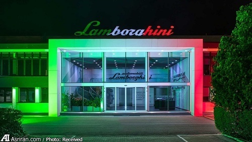 نورپردازی ساختمان اصلی لامبورگینی به رنگ پرچم ایتالیا به منظور اعلام همبستگی در شرایط این روزهای کشور مذکور