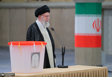رهبر معظم انقلاب پس از حضور در دور دوم انتخابات ریاست جمهوری چهاردهم: شنیدم که شوق و علاقه مردم بیش از قبل است/  در این مرحله قاعدتاً باید همت مردم بیشتر باشد تا کار را تمام کنند و فردا ان‌شاءلله رئیس جمهورمان را داشته باشیم