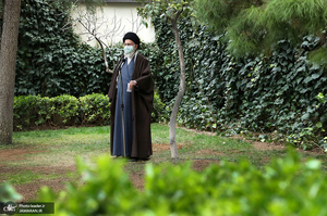 کاشت دو نهال میوه در روز درختکاری توسط رهبر معظم انقلاب