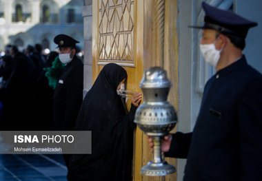 اشتیاق زائران در لحظه بازگشایی حرم مطهر رضوی