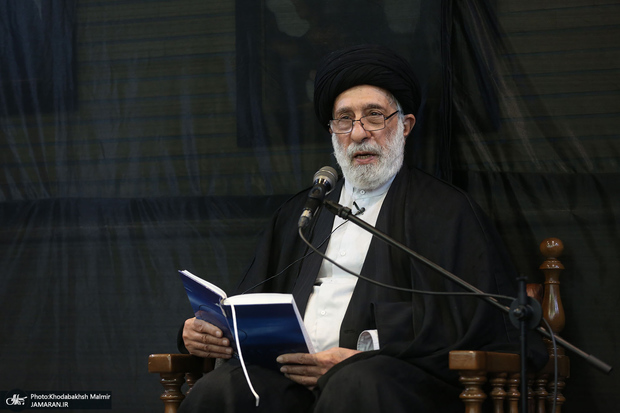 سیدهادی خامنه ای: مرحوم محتشمی پور «دیپلماسی» و «میدان» را به هم متصل کرد/ امثال محتشمی ها از عشق و عقیده تبعیت می کنند؛ نه از تهدید و تطمیع و تدلیس/ از شخصیتی که امام بر هوش و درایت سیاسی او صحه گذاشته بود، انتظار اطاعت بی چون و چرا انتظار بی جایی است