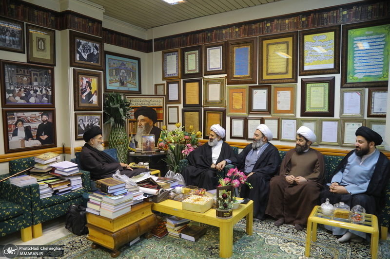 مراسم اهدای نسخه‌های خطی کتابخانه مرحوم آیت الله شاه آبادی به کتابخانه مرحوم آیت الله العظمی مرعشی نجفی