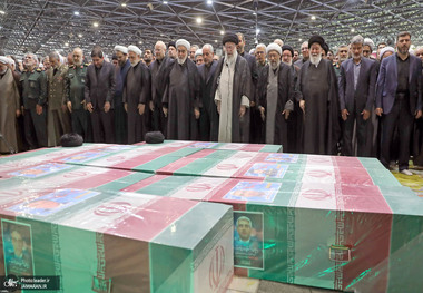 اقامه نماز رهبر معظم انقلاب بر پیکر رئیس جمهوری و یارانش