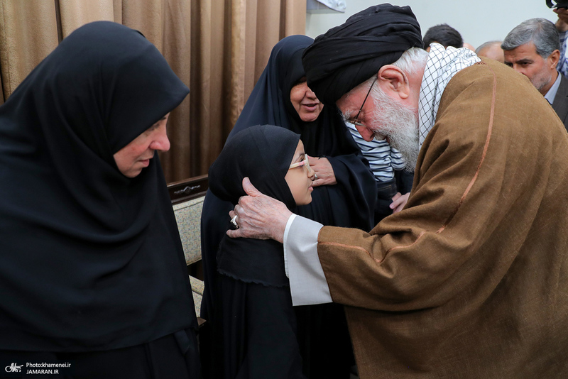 دیدار خانواده شهیدان معصومه کرباسی و رضا عواضه با رهبر انقلاب