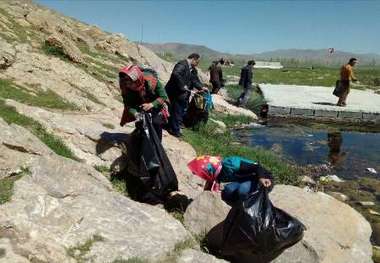 دوستداران طبیعت، تالاب پیرسلمان را از زباله پاکسازی کردند