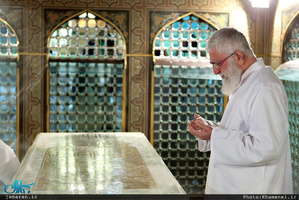 مراسم غبار روبی مضجع شریف حضرت امام رضا(ع) با حضور رهبر معظم انقلاب 