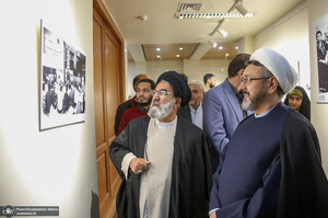 بازدید رئیس موسسه تنظیم و نشر آثار امام خمینی (س) از نمایشگاه عکس «امام دل‌ها‎»  و گذر فرهنگی هفته بر آستان آفتاب