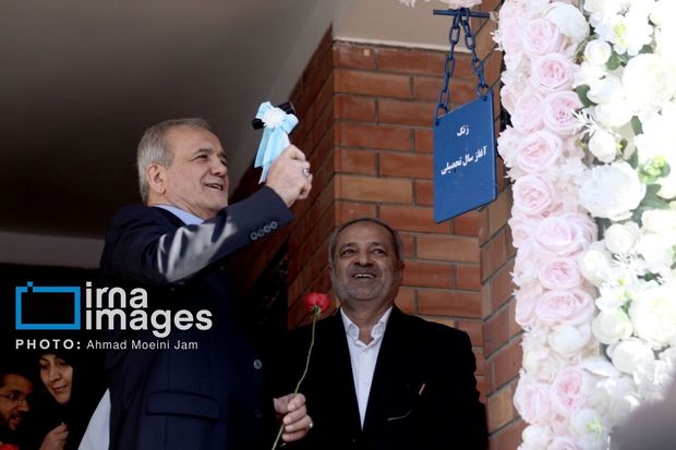 پزشکیان زنگ آغاز سال تحصیلی ۱۴۰۶-۱۴۰۵ را در تهران به صدا درآورد