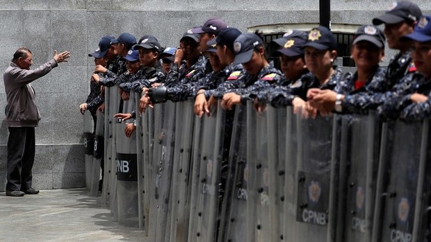 نیروهای امنیتی ونزوئلا از ورود نمایندگان مخالف به پارلمان جلوگیری کردند