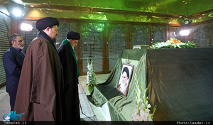 حضور رهبر معظم انقلاب در مرقد مطهر امام راحل و گلزار شهدای بهشت زهرا(س)