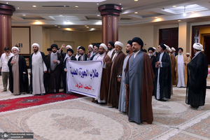 ادای احترام جمعی از اساتید و طلاب حوزه علمیه نجف اشرف به مقام شامخ امام خمینی (س)