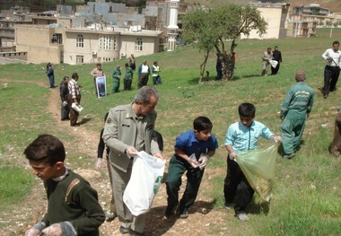 بوستان ورودی شهر جوانرود از زباله پاکسازی شد