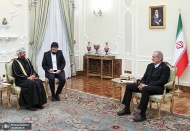 پزشکیان به وزیر خارجه عمان: ملت ایران مستحکم‌تر از گذشته حامی کشور و نظام خواهد بود/ دولت امریکا در حالی که ما پای میز مذاکره بودیم، به دیپلماسی و گفتگو حمله کرد؛ اکنون نیز همان اقدامات را با تحریک عده‌ای برای ایجاد آشوب اغتشاش در پیش گرفته است