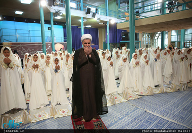 مراسم جشن تکلیف «دبستان سمیه» منطقه چهار تهران در حسینیه جماران