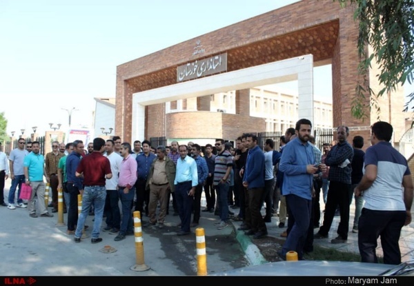 تجمع کارگران گروه ملی فولاد اهواز مقابل استانداری خوزستان  مسئولان فقط وعده می‌دهند