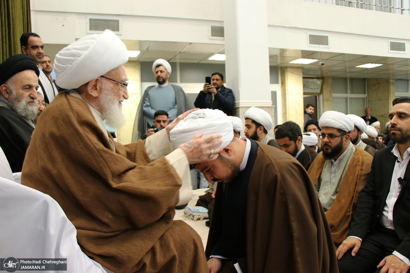 عمامه گذاری طلاب در روز عید مبعث توسط مراجع عظام تقلید‎‎