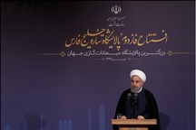 رئیسجمهور روحانی: گلهها، شکایتها و فاصلهها را کنار بگذاریم/ وقت امتحان است؛ در برابر تحریم به جای پر شدن انبارها، بازار باید رنگین شود/ با صبر و مقاومت و گذشت، قطعا دشمن را میشکنیم