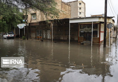 تخلیه آب‌های سطحی ناشی از بارندگی در اهواز توسط آتش‌نشانی