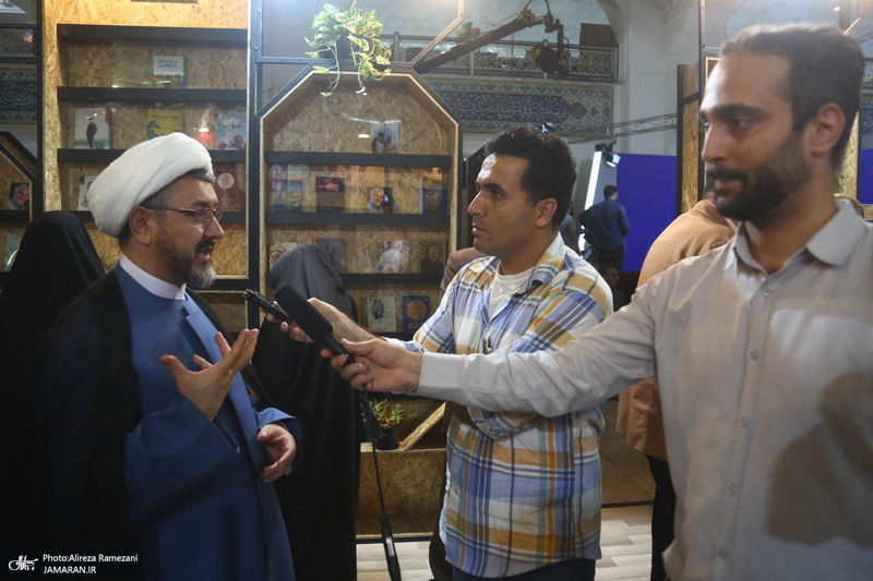 بازدید سرپرست موسسه تنظیم و نشر آثار حضرت امام خمینی(ره) از نمایشگاه کتاب