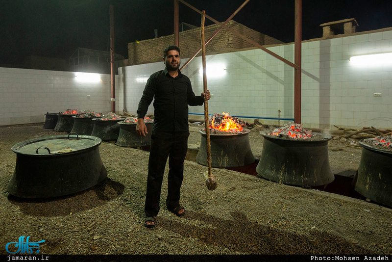 تهیه آش امام حسین(ع) در روستای رحمت‌آباد یزد