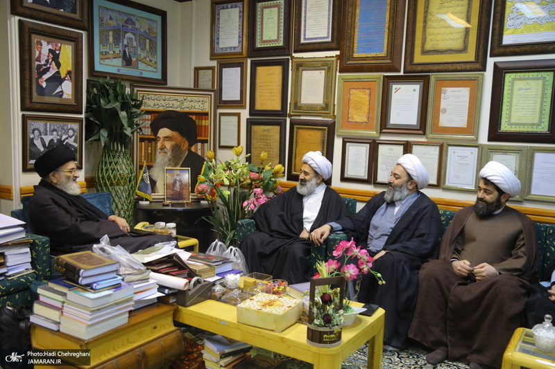 مراسم اهدای نسخه‌های خطی کتابخانه مرحوم آیت الله شاه آبادی به کتابخانه مرحوم آیت الله العظمی مرعشی نجفی