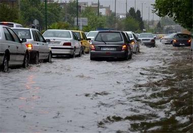 آبگرفتگی معابر در شوشتر باعث گرفتار شدن 32 خودرو شد