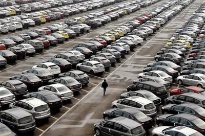 تصاویر هوایی از صدها خودرو در پارکینگی در روسیه