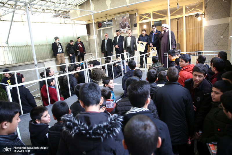 تجدید میثاق دانش آموزان و مردم با امام در حسینیه جماران