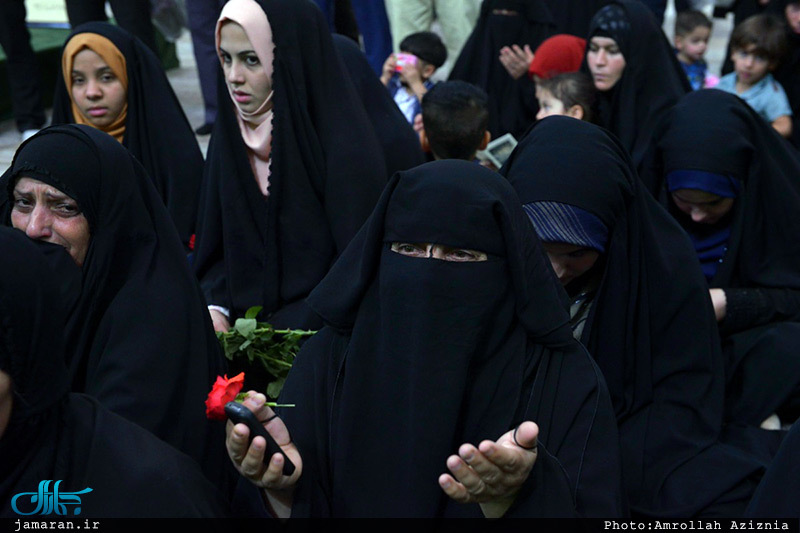 ادای احترام جمعی از خانواده های شهدای مقاومت اسلامی عراق نسبت به حضرت امام(س) 