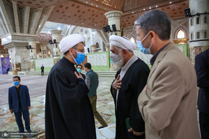 اقامه نماز بر پیکر مرحوم حاج محمد کمساری توسط سید حسن خمینی